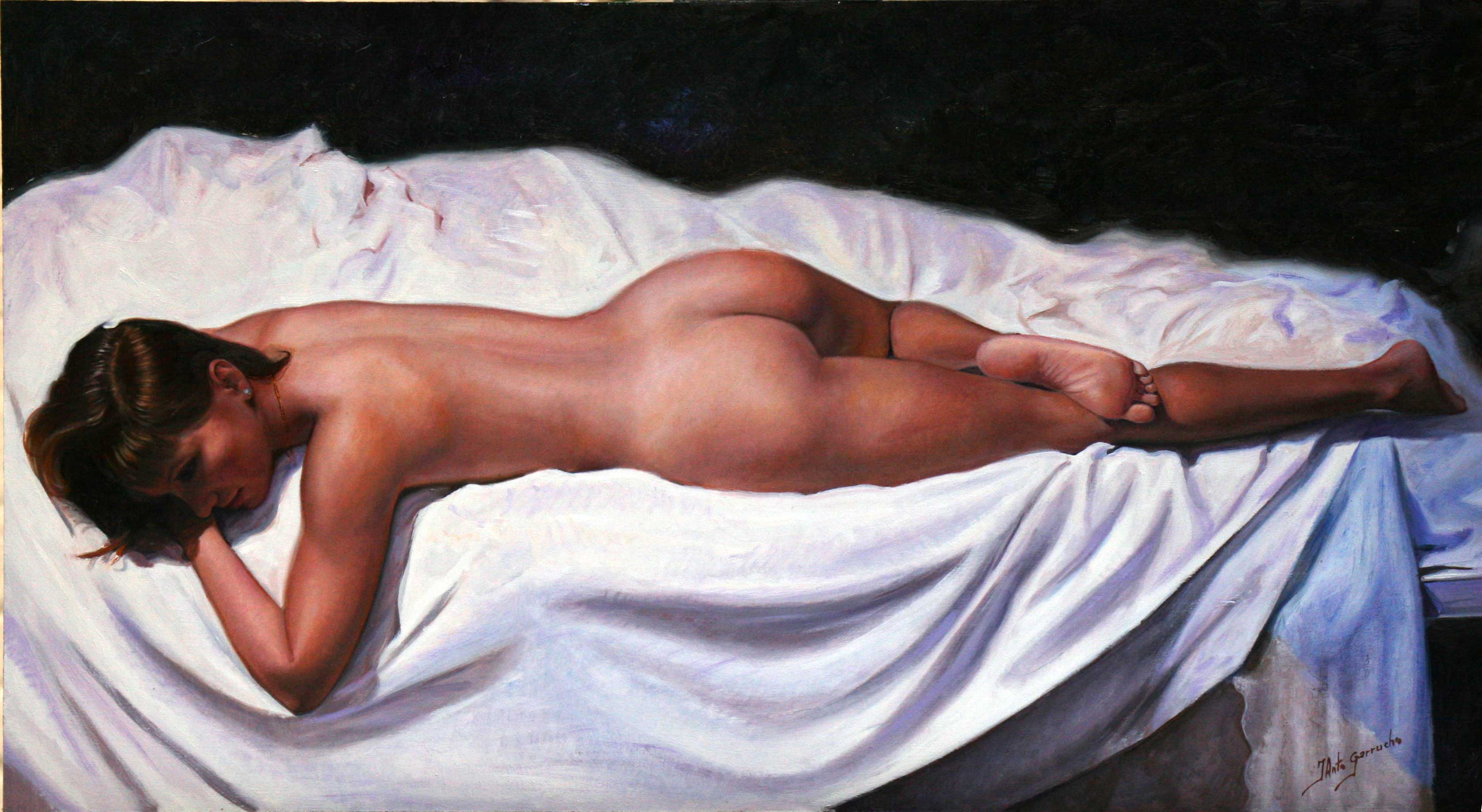 Desnudo sobre sábanas blancas